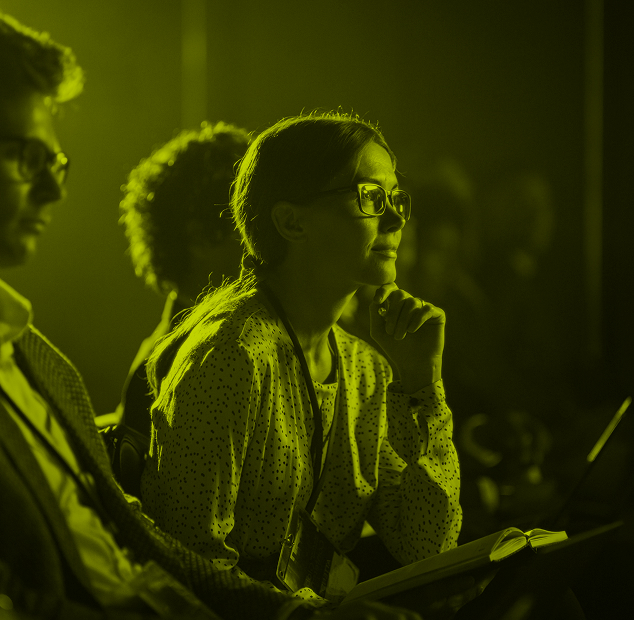 Persona che ascolta un discorso durante una conferenza